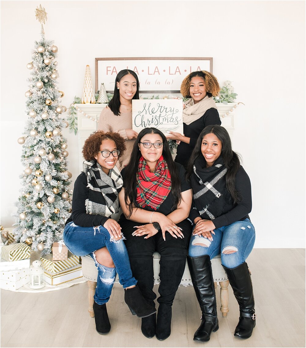 Stylish Christmas photos with friends in jeans and scarves.