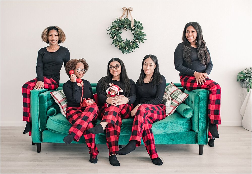 Fun Christmas photos with best friends on the sofa in pajamas 